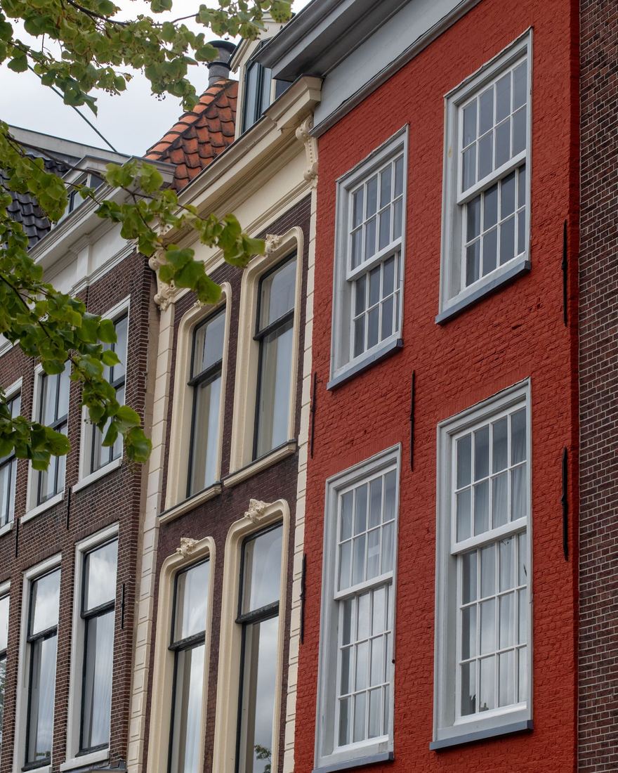 Grachtenpand met houten kozijnen in Amsterdam