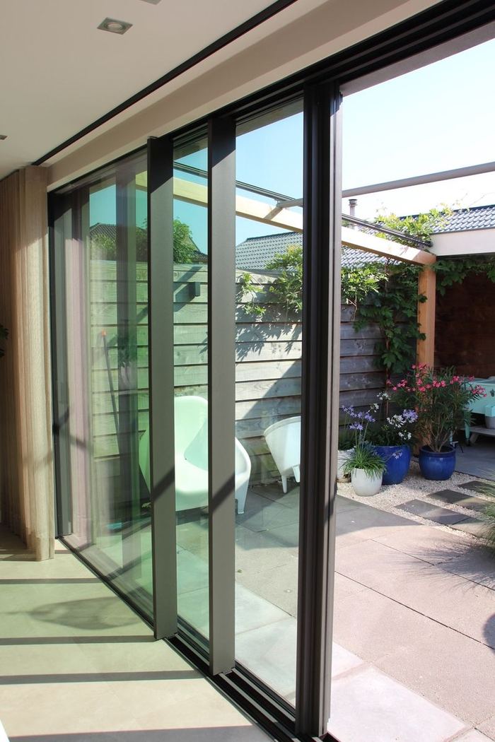 Zijaanzicht van een aluminium schuifpui detail