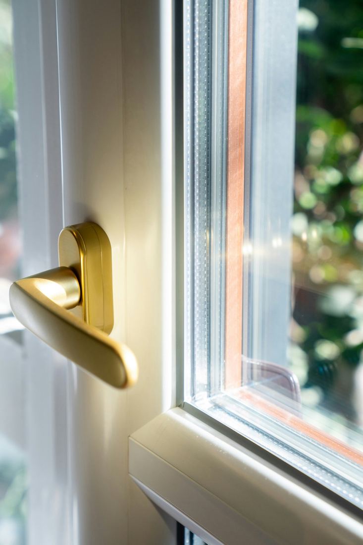 Close-up van de glasranden van triple isolatieglas in een kozijn